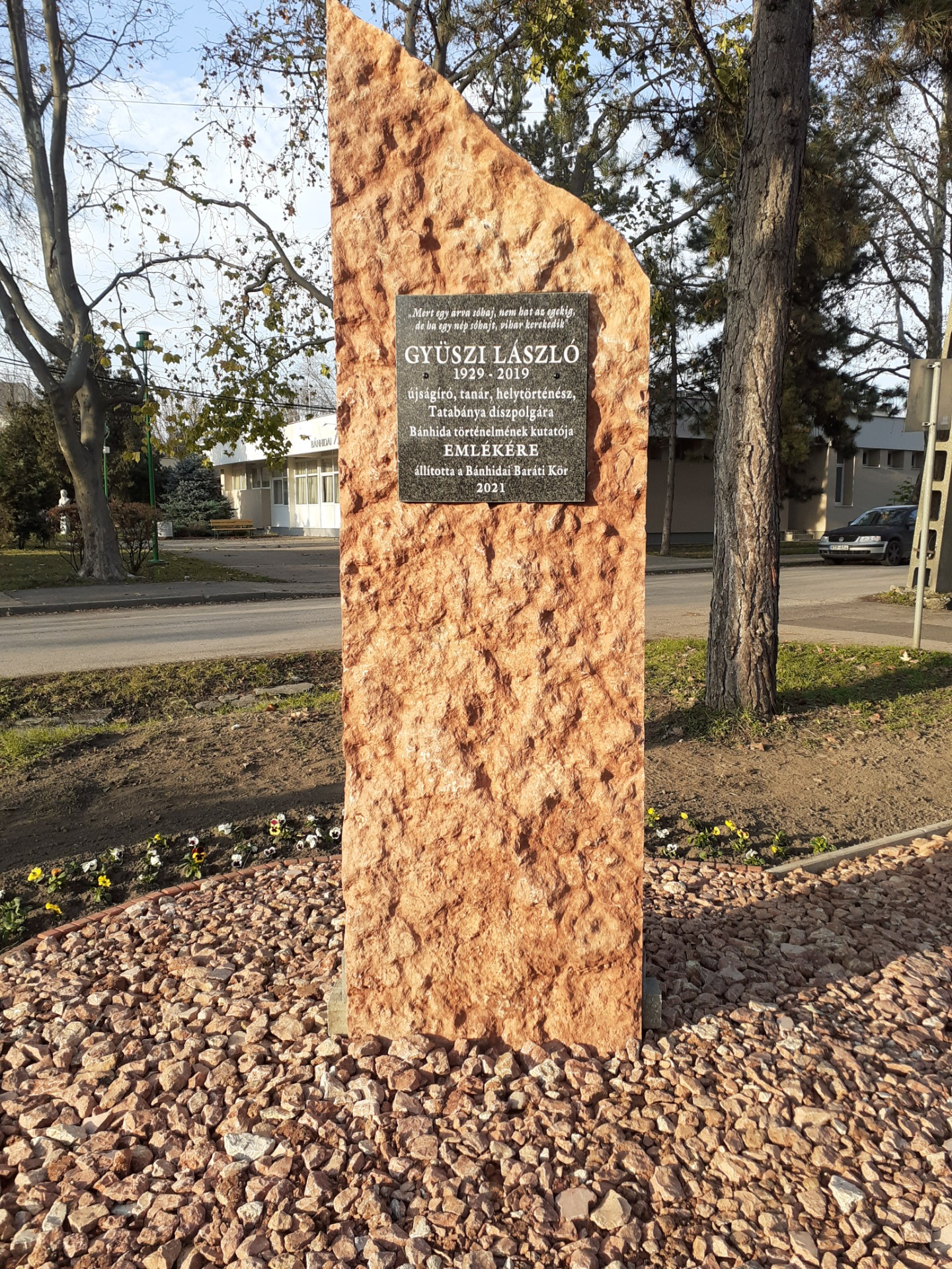 Márványtábla Gyüszi László emlékére Bánhidán