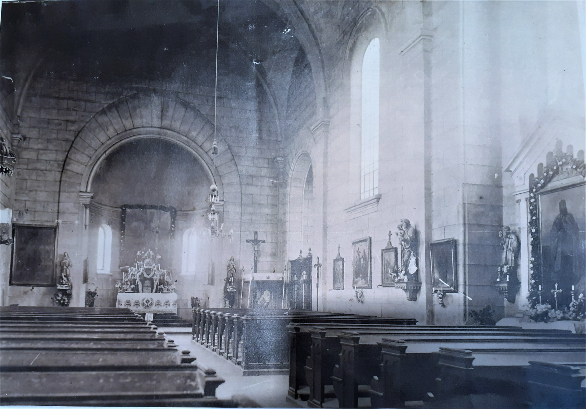 Az 1885-ben felszentelt templom, két oldaloltárán balról Szent Anna, jobbról Szent István király képe . .