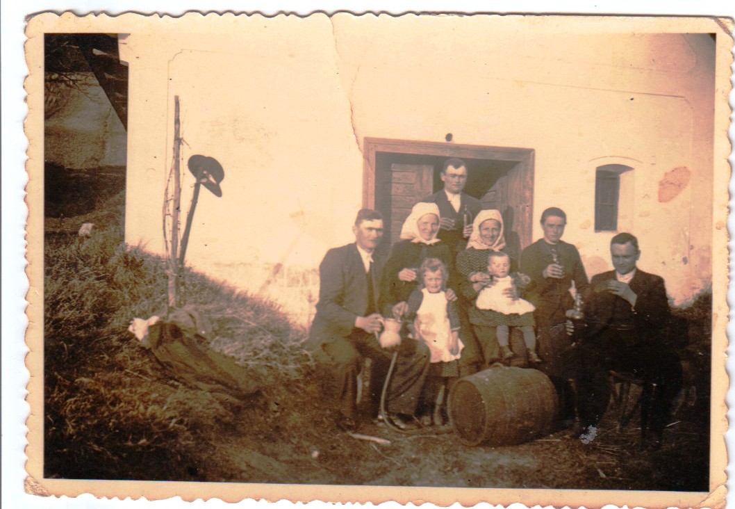 Borozgatás a hegyoldali Vajger pince  előtt.