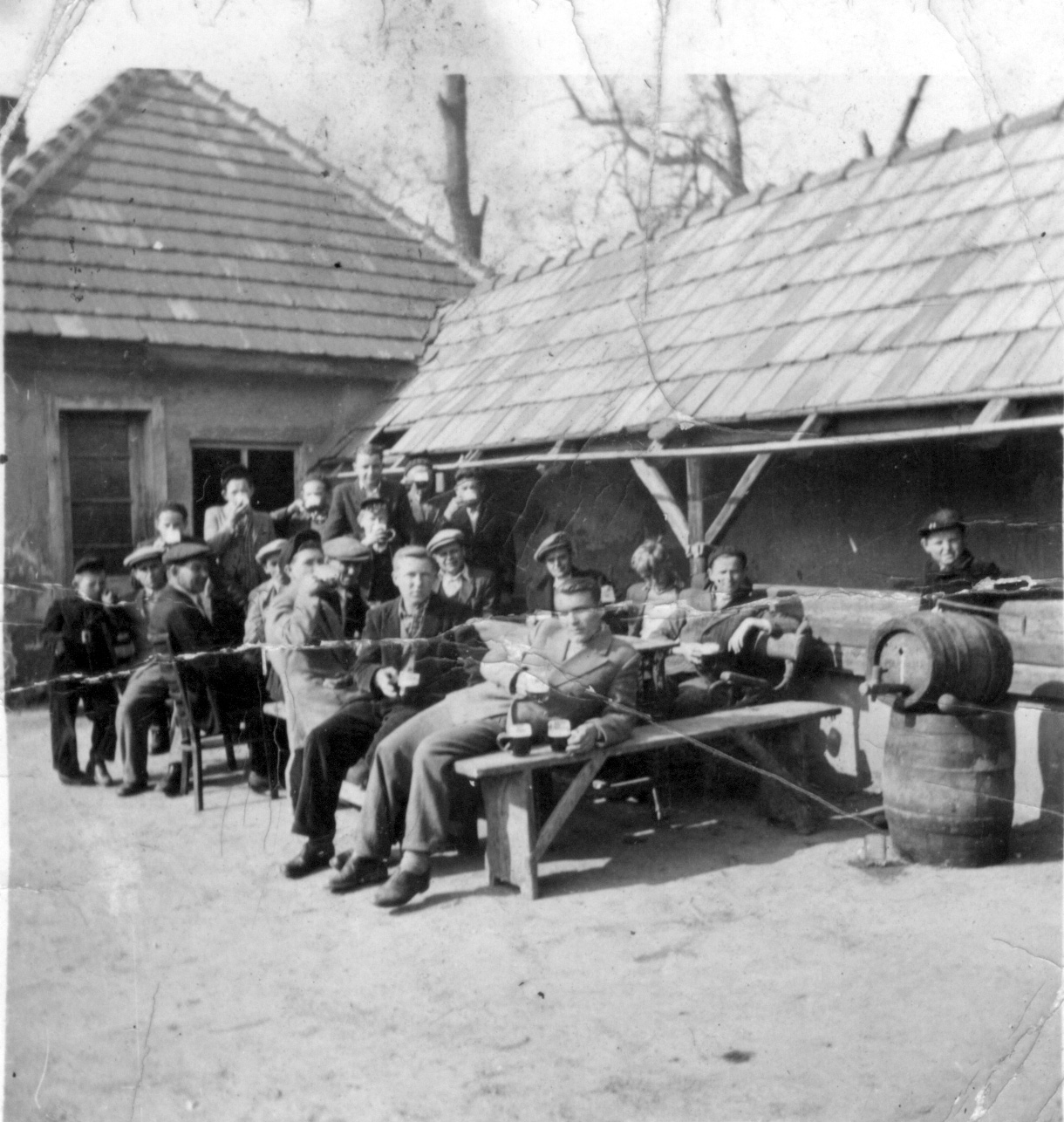 Kuglizók a régi Puskinban, háttérben a kuglipálya