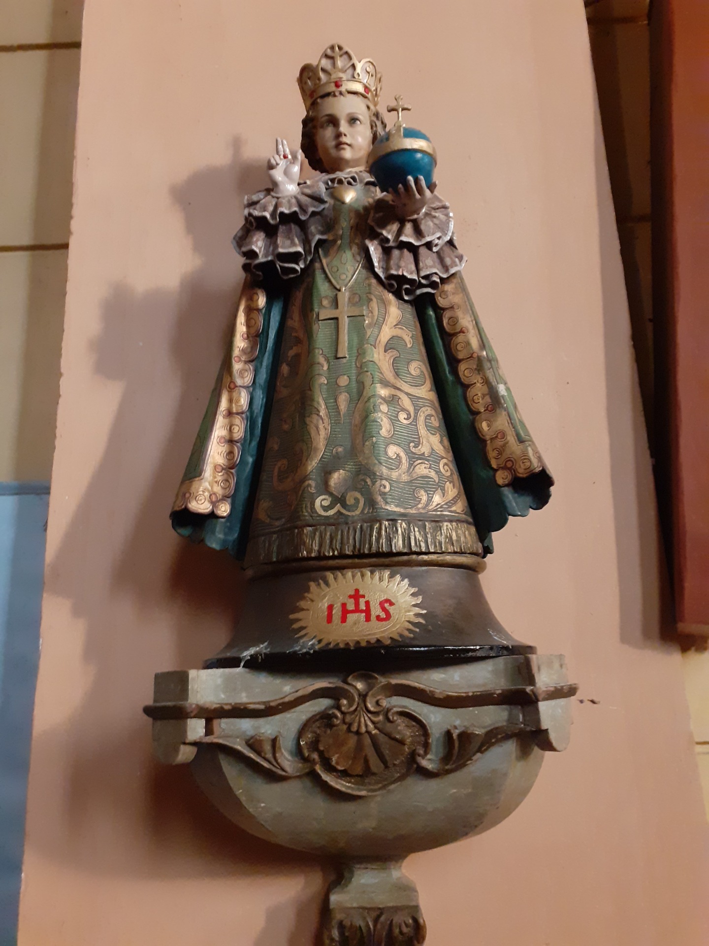 A Prágai Kis Jézus a bánhidaiak kegyszobra.