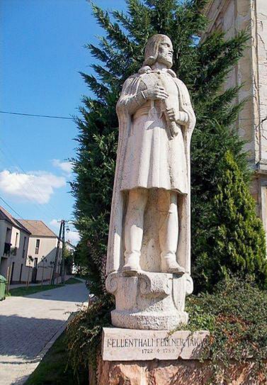 Fellner Jakab (1722-1780) szobra Tatán 
